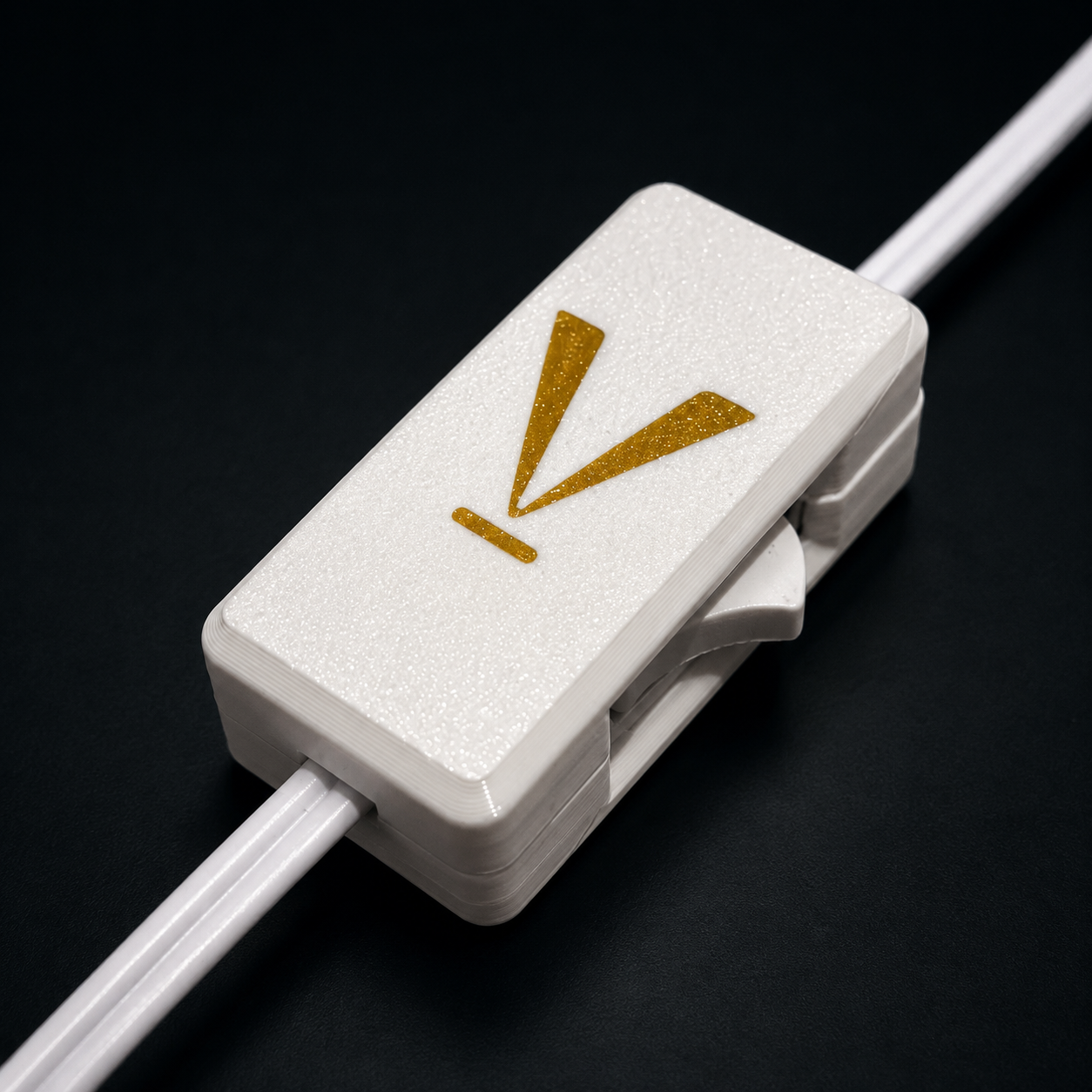 Interruptor VELLUM com símbolo V dourado
